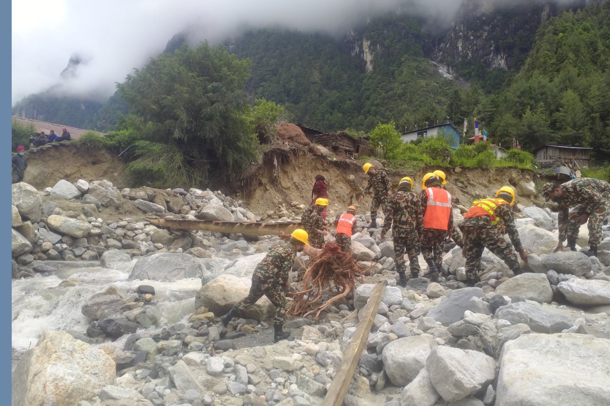 काठेपुल निर्माण गर्दै नेपाली सेना