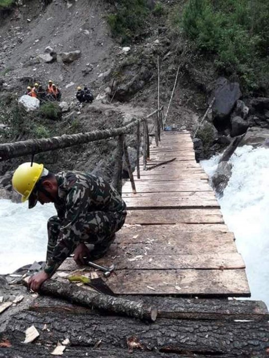 काठेपुल बनाउँदै नेपाली सेना