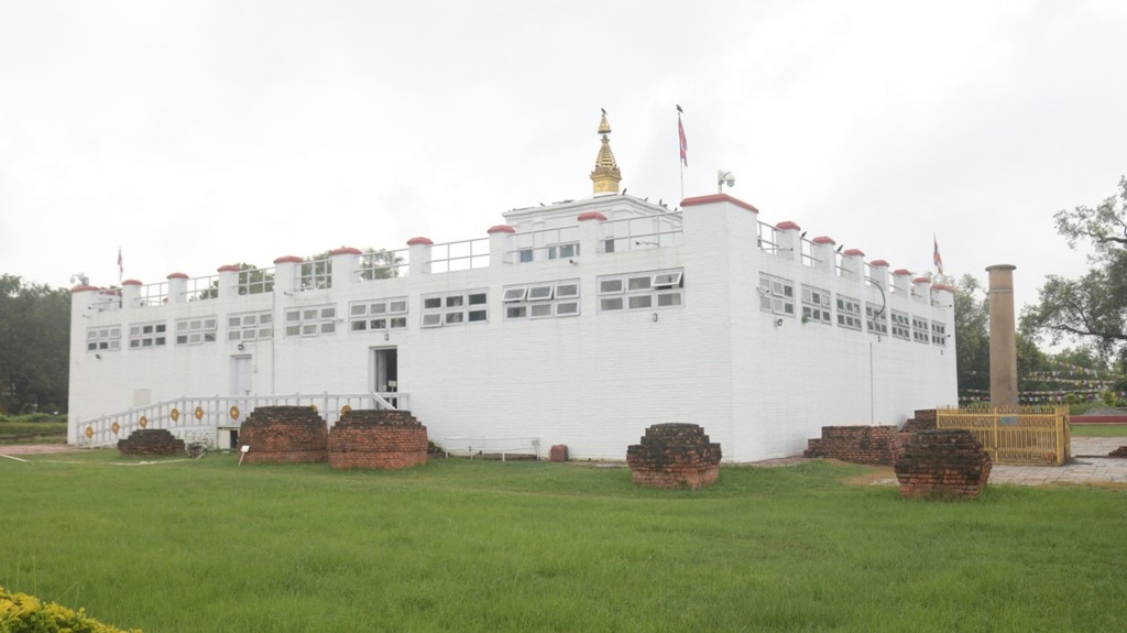 पर्यटक पर्खंदै बुद्ध जन्मस्थल लुम्बिनी