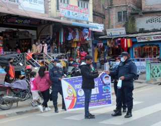नेपाल प्रहरीद्वारा माक्स वितरण