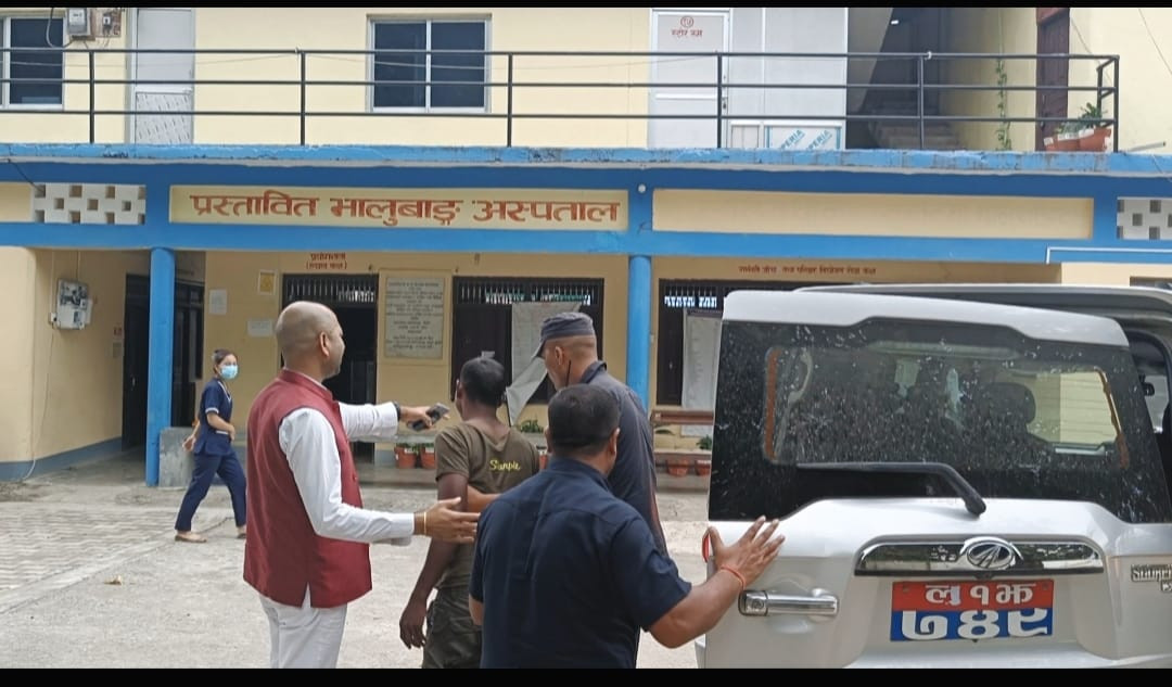 लुम्बिनीका गृहमन्त्री पाण्डेयले सवारी दुर्घटनाका घाइतेलाई अस्पताल पुर्‍याए